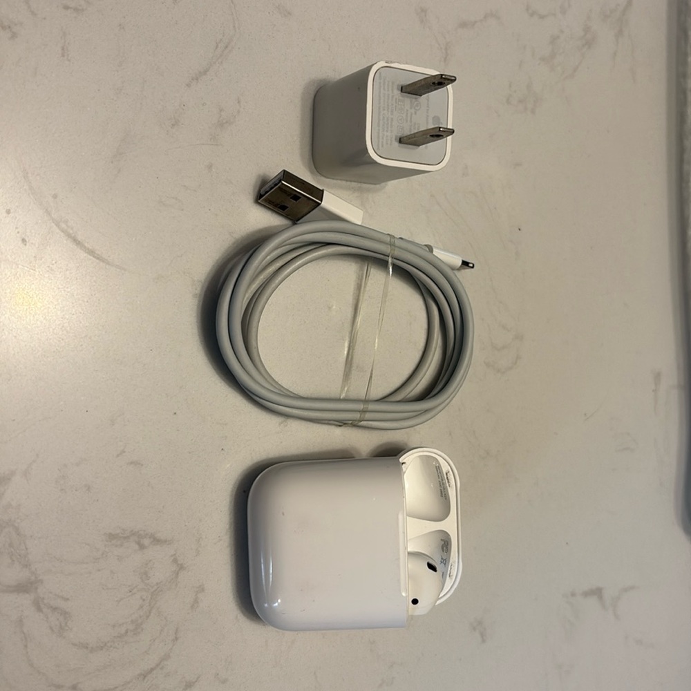 Right Apple AirPods 2 with Charging Case - no left